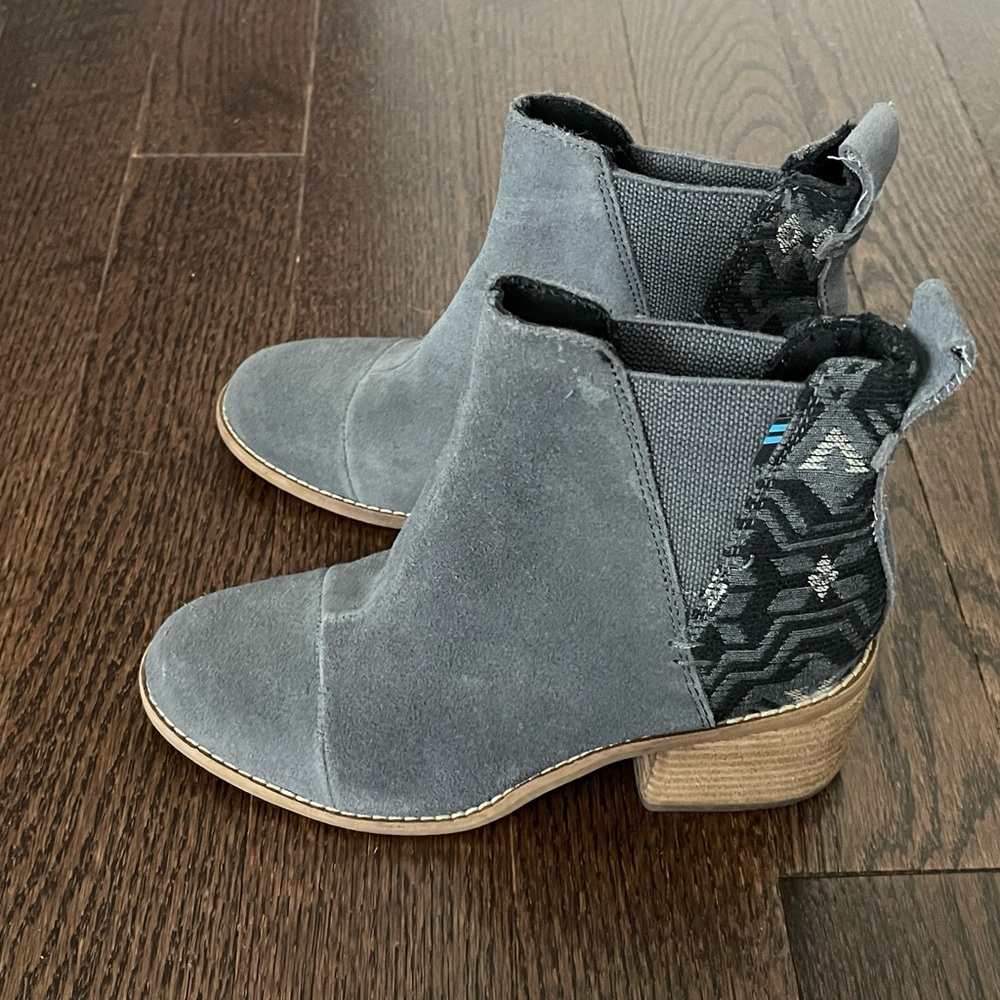 TOMS Women Esme Bootie in Forged Iron Grey Suede/Metallic Jacquard Size 5.5